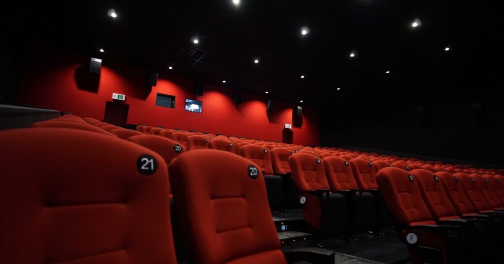 映画館の赤い座席が並ぶ客席