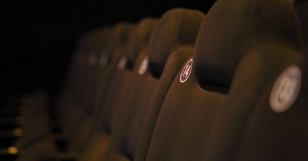映画館の黒い座席が並ぶシネマホール