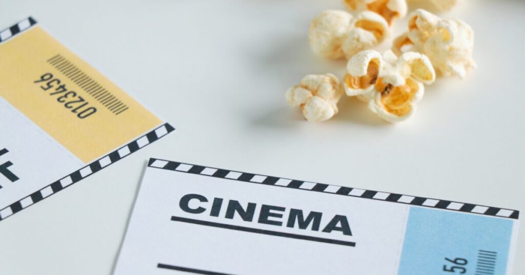 映画のチケットとポップコーンのクローズアップ