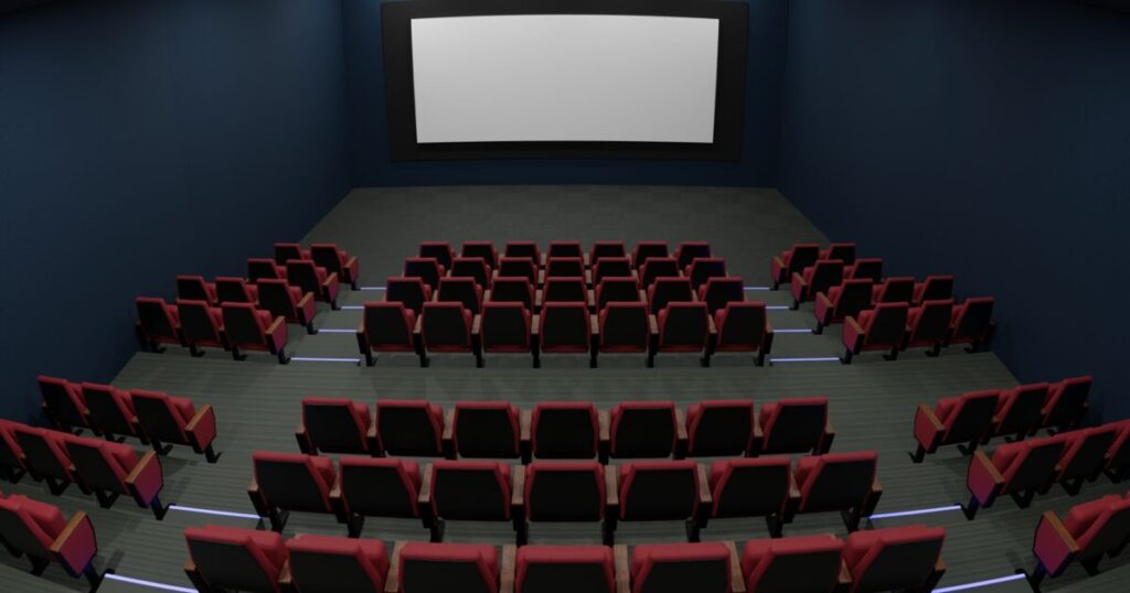 映画館のスクリーンと整然と並ぶ座席