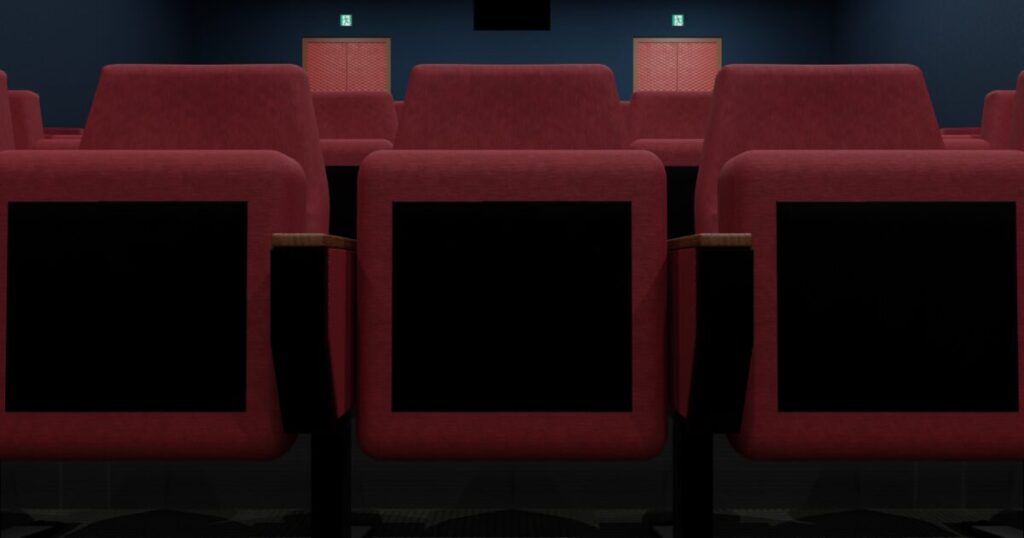 映画館の赤い座席と落ち着いた内装デザイン