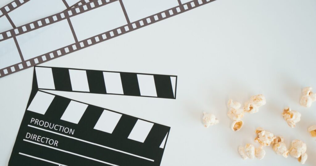 映画制作のフィルムストリップとカチンコとポップコーン