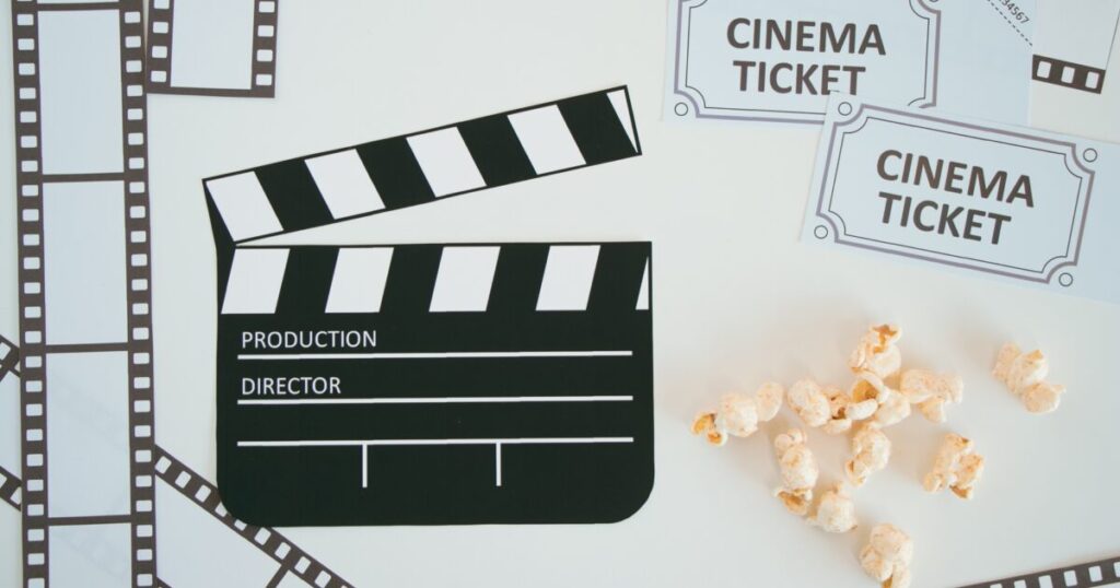 映画チケットとカチンコとポップコーンのフラットレイ