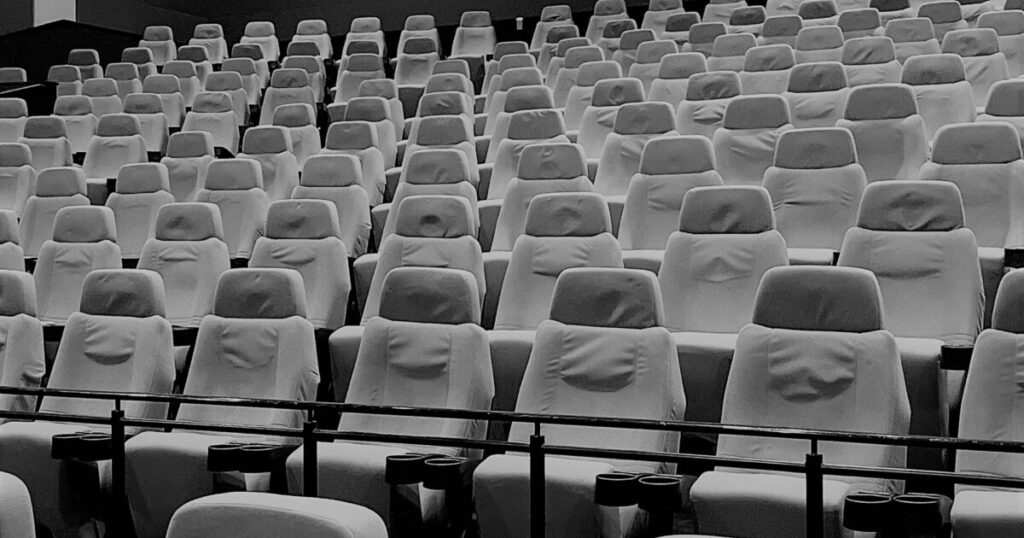 モノクロの映画館内に並ぶ座席