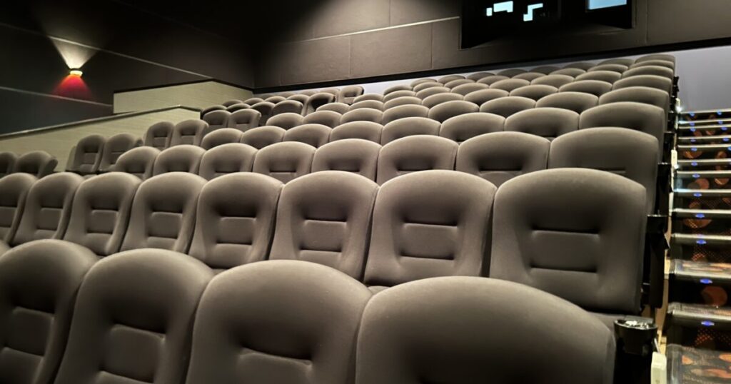 映画館の落ち着いた雰囲気の黒い座席