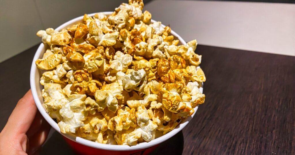 映画館のテーブルに置かれたキャラメルポップコーン