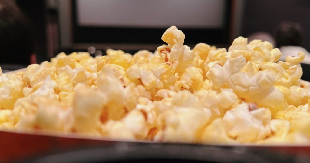 映画館のスクリーン前に置かれたポップコーン