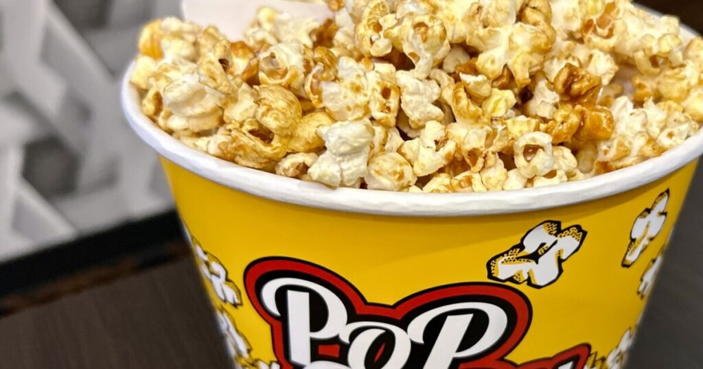 映画館のポップなデザインのキャラメルポップコーン